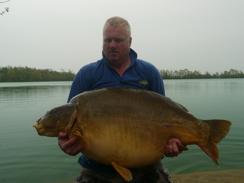 Dave with the very impressive "fudgys" at 76lb..... YES she really was caught on a bit of red/black foam on a zig!!