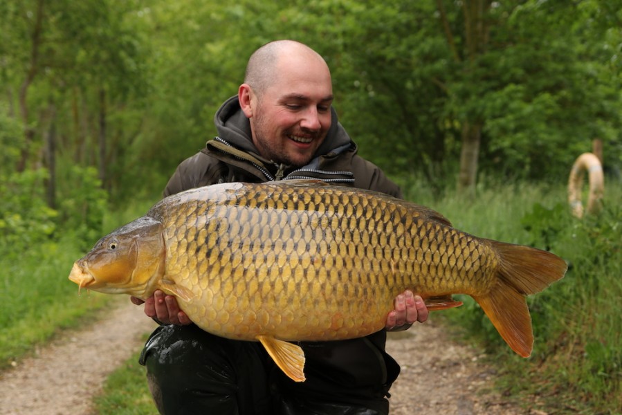 Freddy Knight with The Centurien at 38lb 2oz from Alamo (The unclaimed PB)