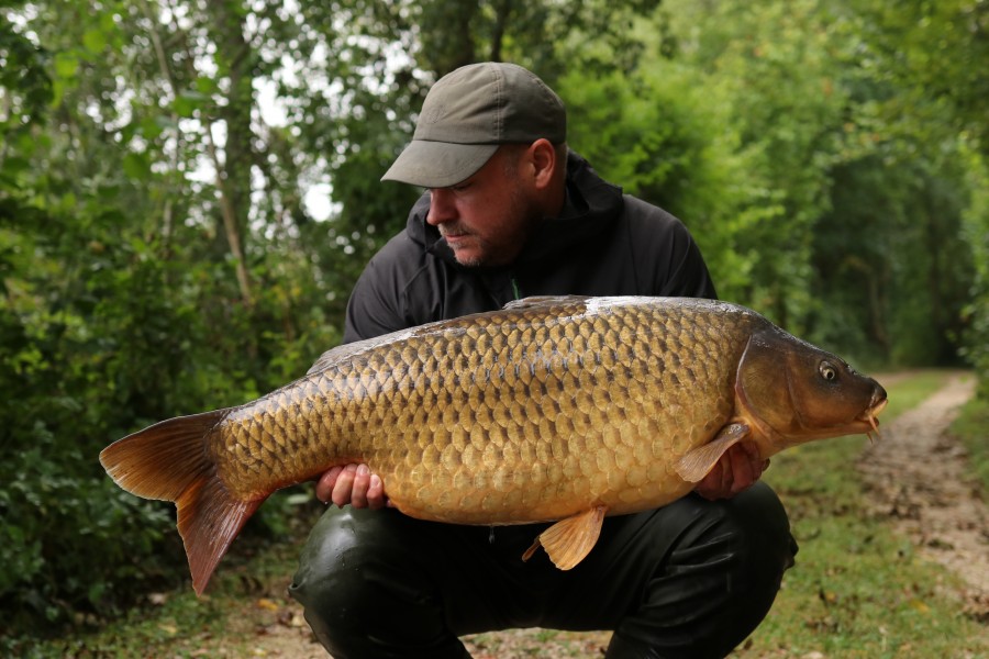 Dave Bendall with a stunning original common named "Lone Survivor" at 35lb 12oz........