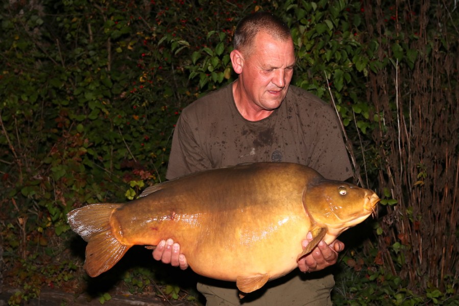 "Baby Weld" looking tiny in Georges huge hands at 47lb 12oz!!.........