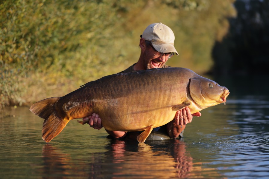 Here he is the human carp himself, Simon Scott with "Spotted Leather at 62lb 8oz!!!! UNIT.......