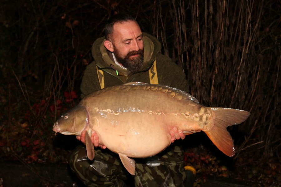 Chris "The Legend" Clarke with "Violet" tipping the scales to 37lb.......