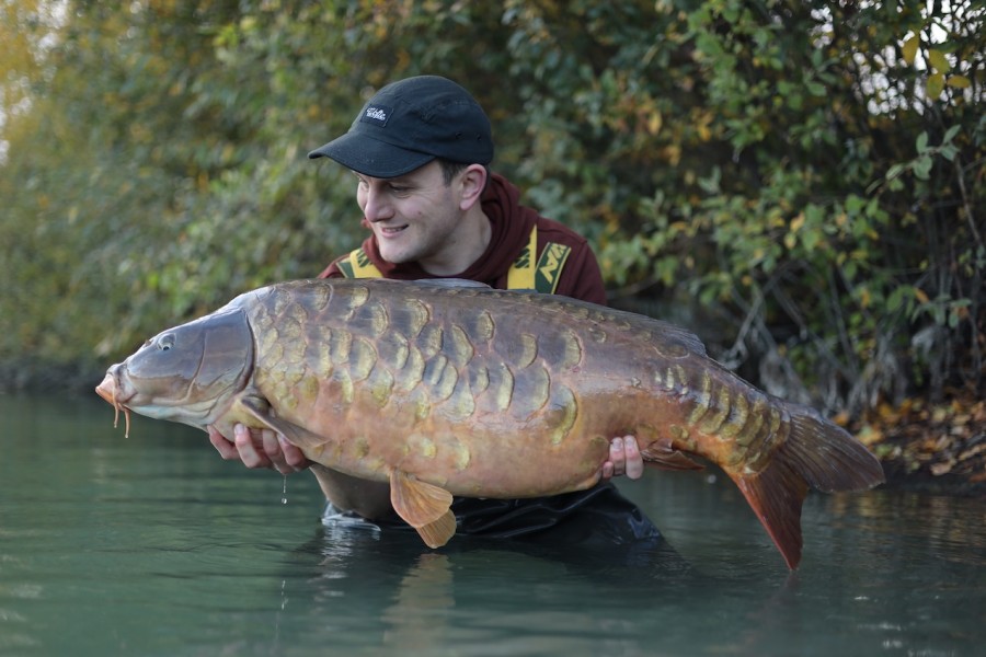 Ed with Buzz's Kamo, 46lb 12oz.....great fish